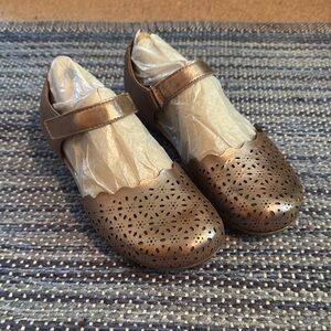 Earth size 7.5 wide Metallic Bronze Flats
